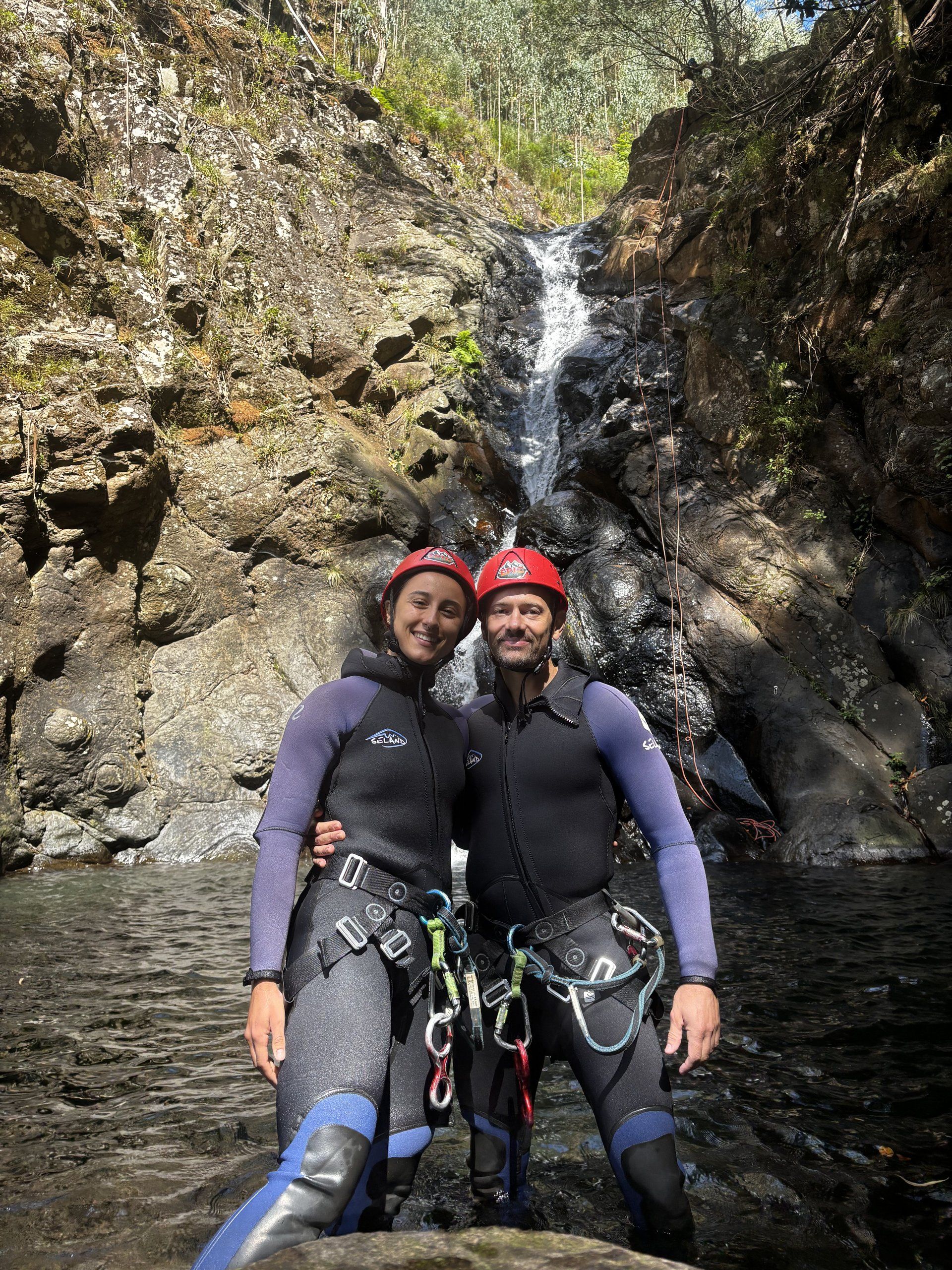 In fondo alla gola, sotto la cascata